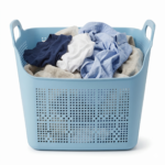 Corbeille à linge sale avec quantité moyenne de linge