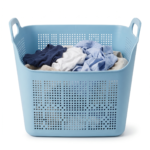 Corbeille avec petite quantité de linge sale