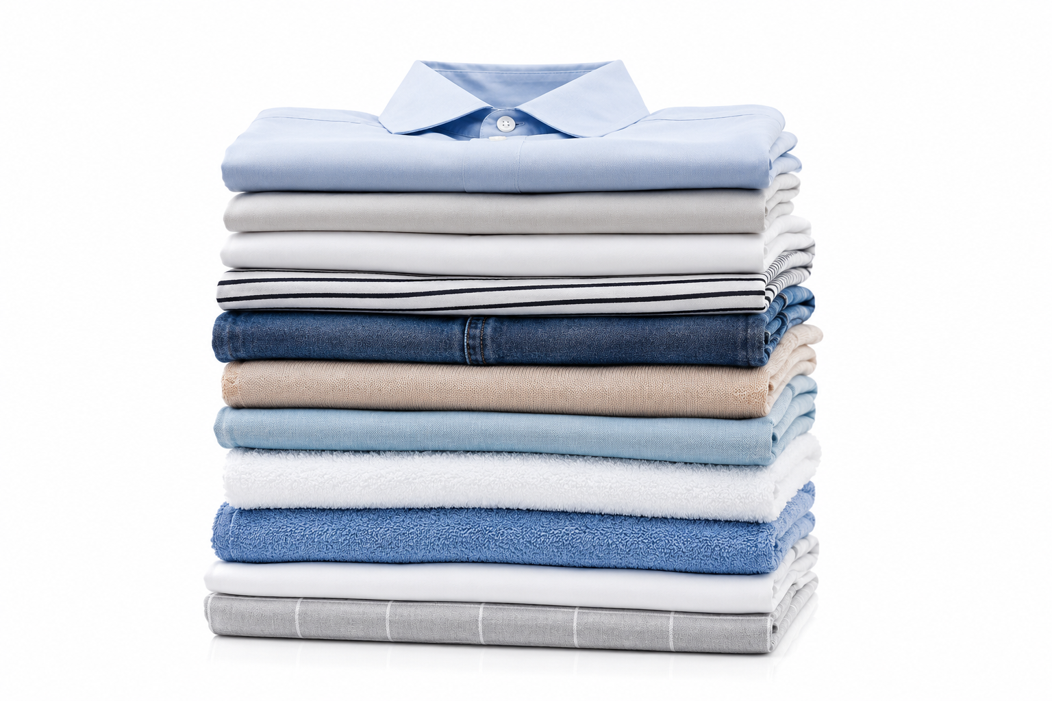 pliage Pile de vêtements soigneusement pliés pour un service professionnel de pliage du linge
